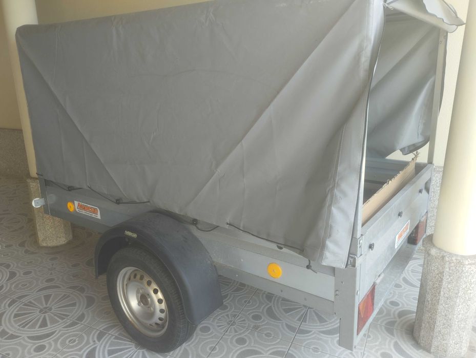 Reboque praticamente sem uso