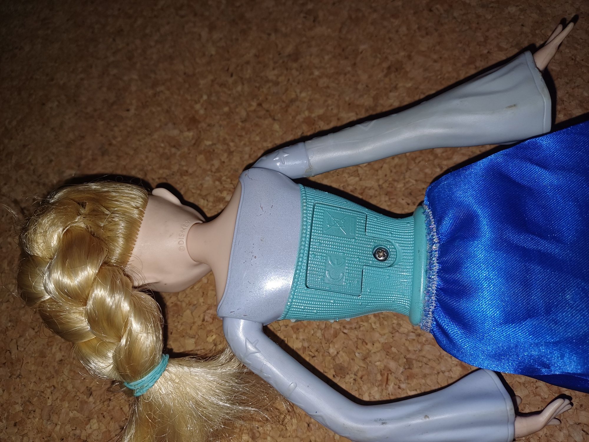 Boneca Elsa Frozen, Disney. 
Dá luz.