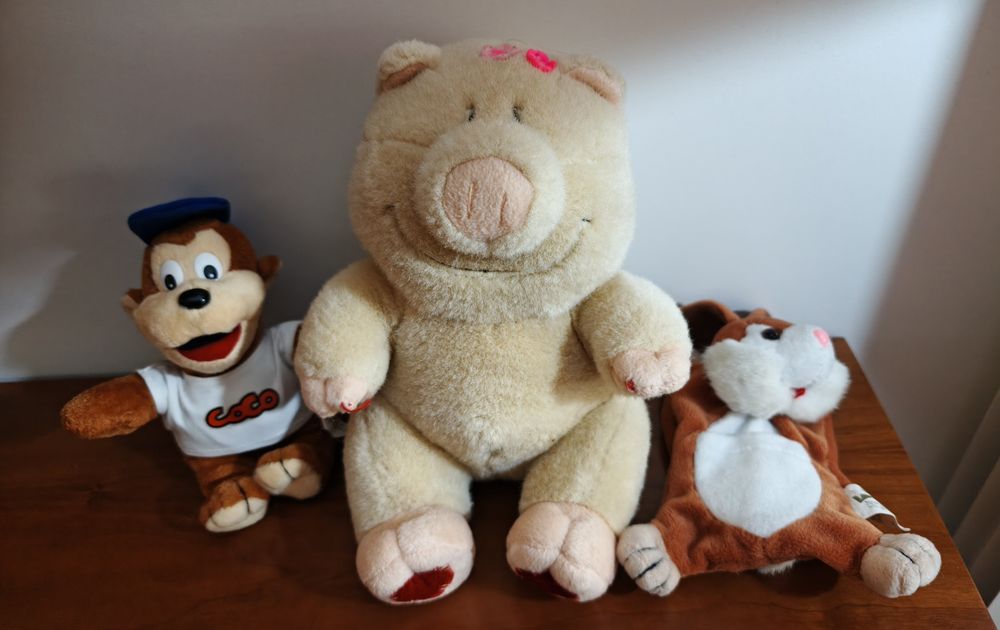 Lote de 3 peluches (urso, macaco “Coco” e coelho) – cerca de 30 cm