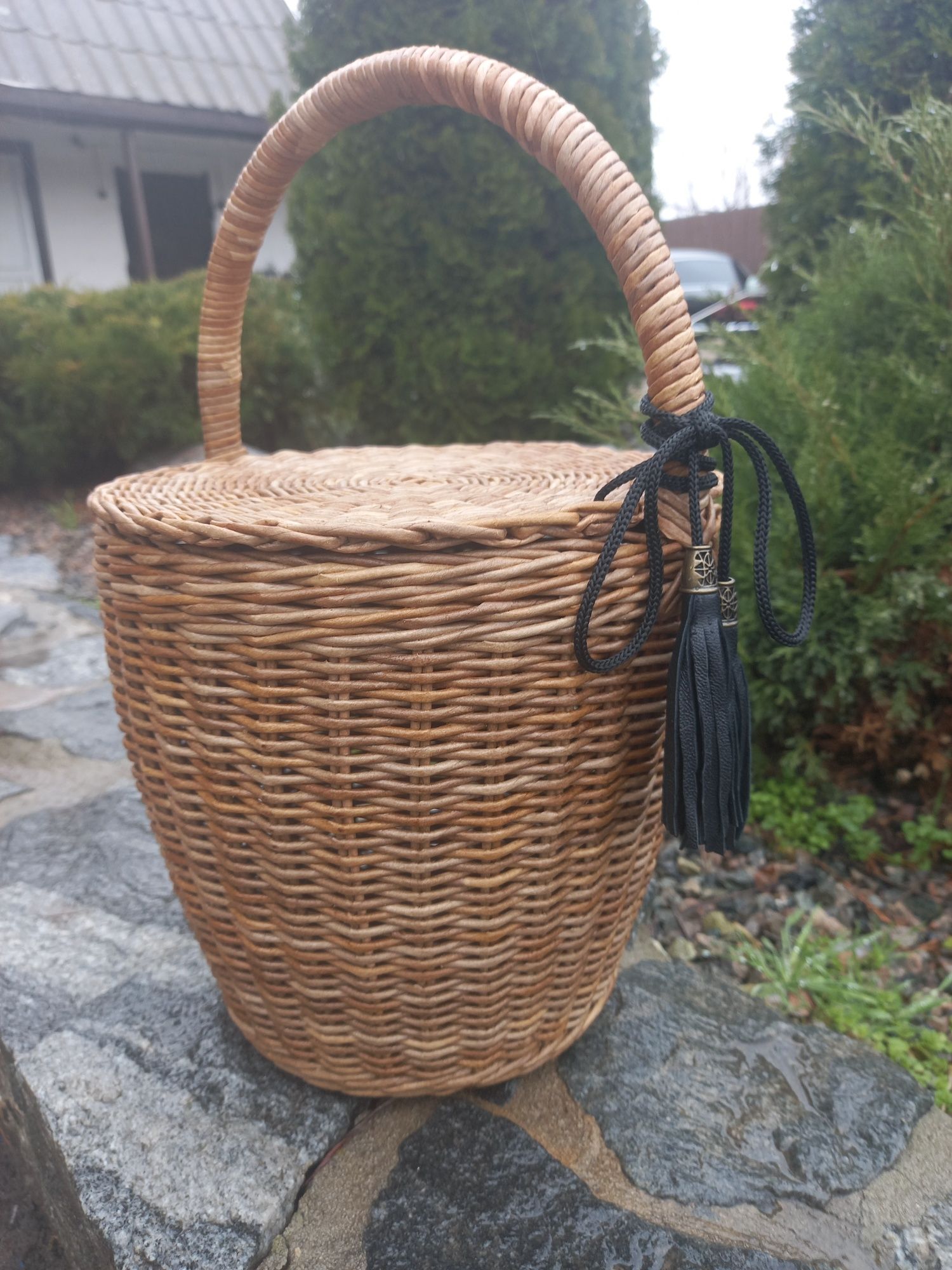 Плетений кошик с кришкою
