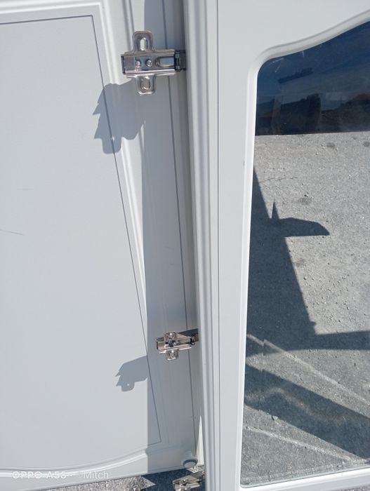 Portas brancas para armário.