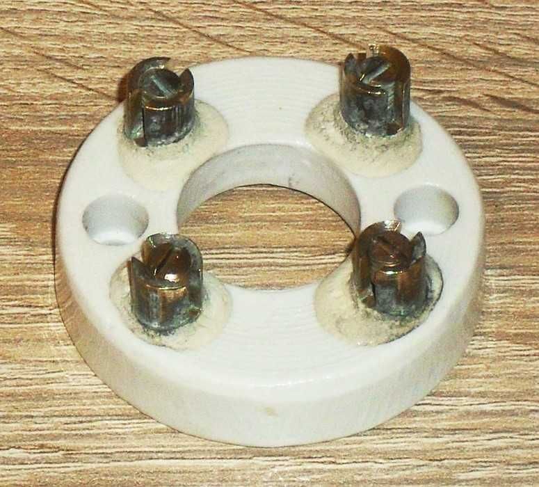 Złączka zaciskowa śrubowa pierścień ceramiczny do puszki RETRO
