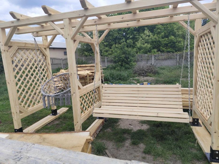 huśtawka ogrodowa w pergoli