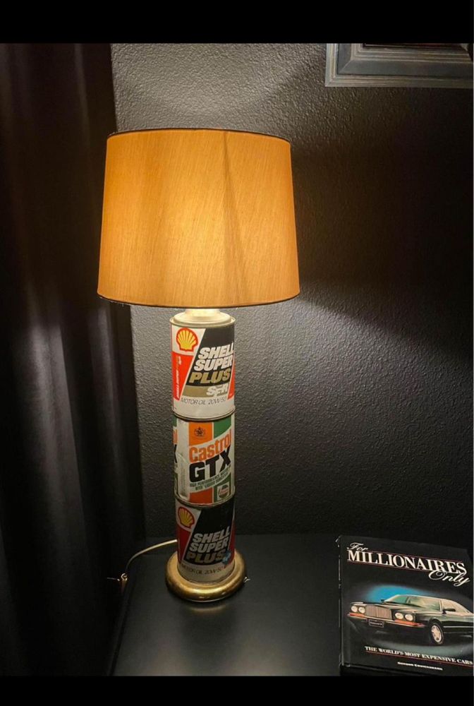Candeeiro com latas de óleo