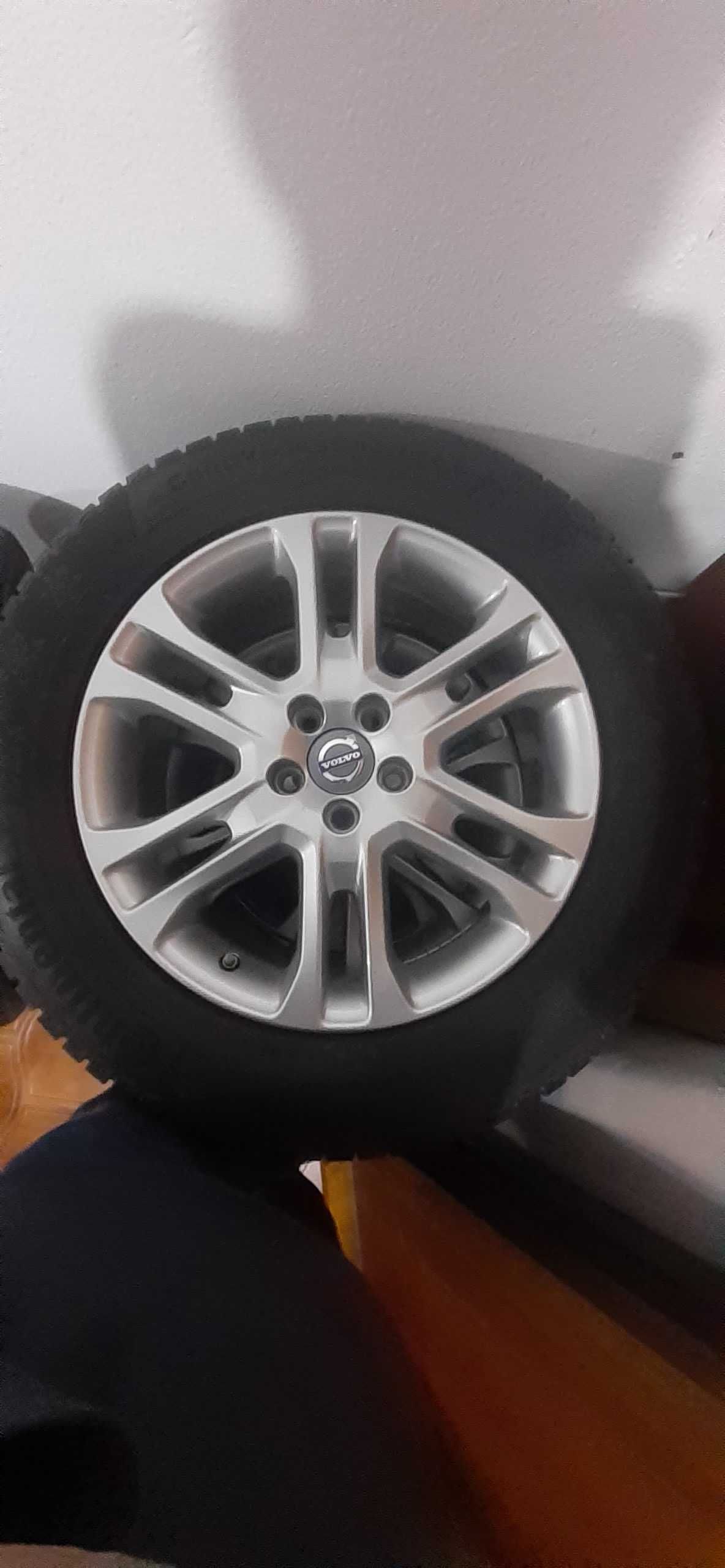 Vendo 4 Jantes de Liga-Leve do Volvo SUV com pneus continental