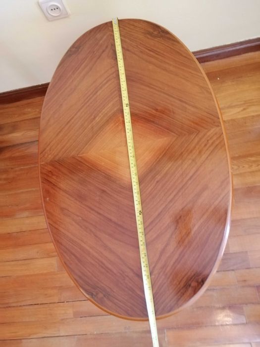 Mesa de centro antiga em bom estado