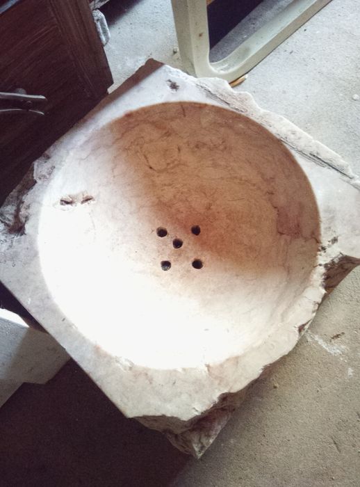 Pia antiga em mármore