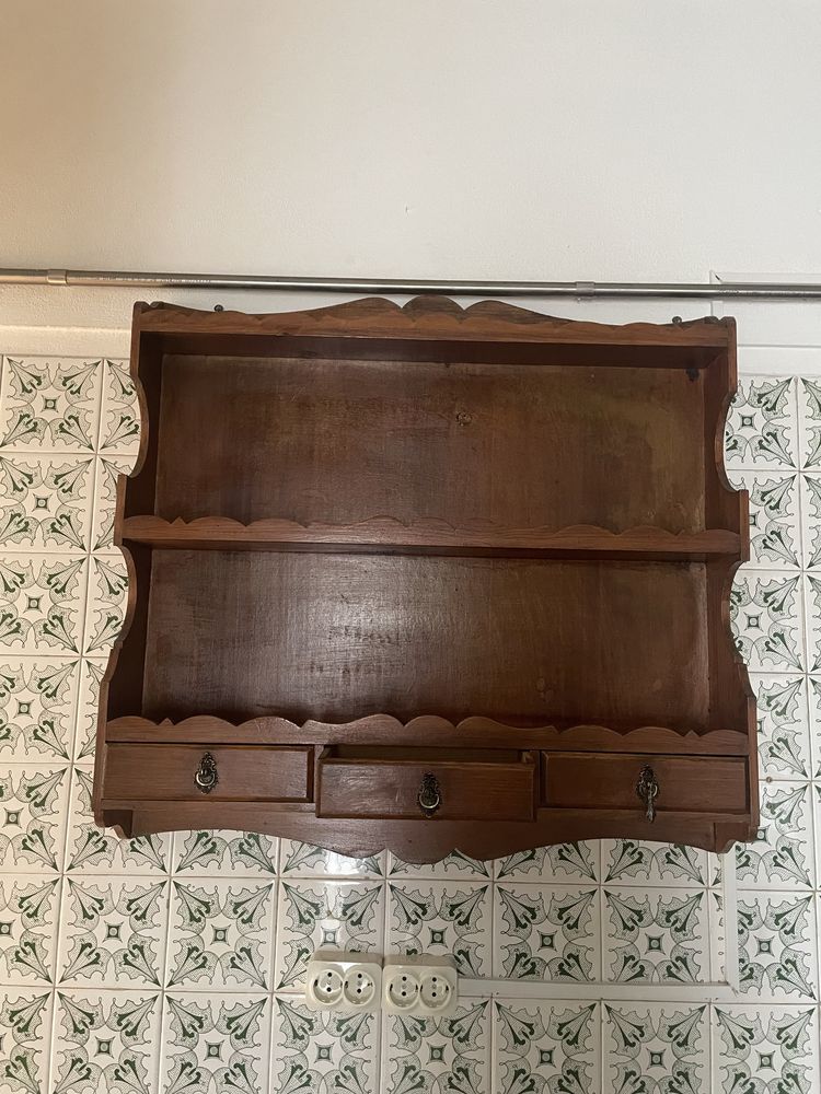 Móvel antigo de parede com gavetas. Vintage