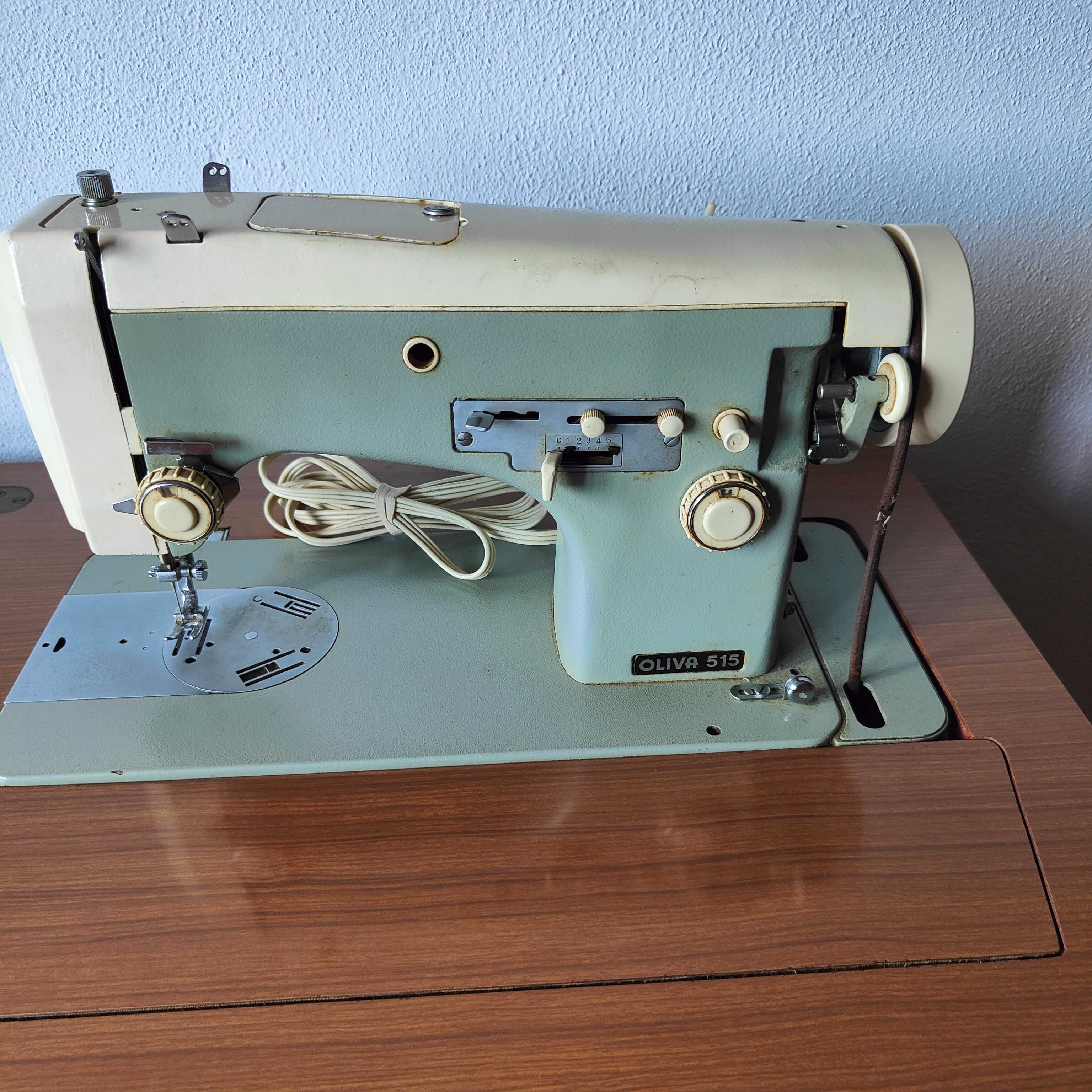 Máquina de Costura com Móvel OLIVA 515