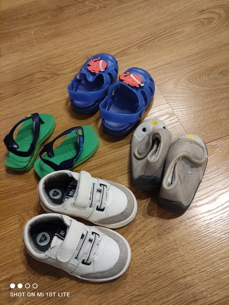4 pares de calçado para bebé