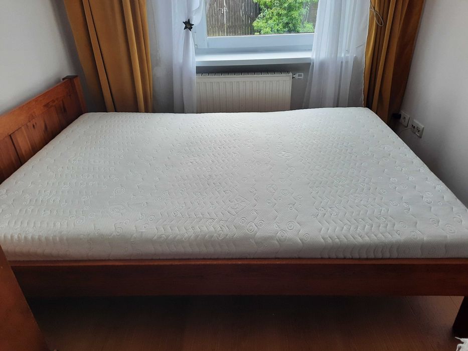 Łóźko z materacem