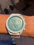 Uranus SO33L100 by Omega x Swatch - Kolor Urana w Designie