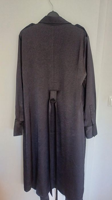 Vestido camiseiro acetinado da Mango (novo)-M