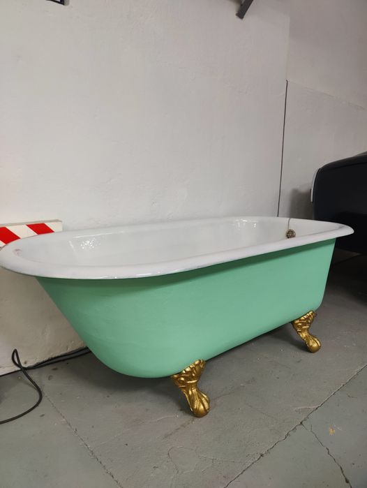 Banheira vintage, tipo "Clawfoot", restaurada.