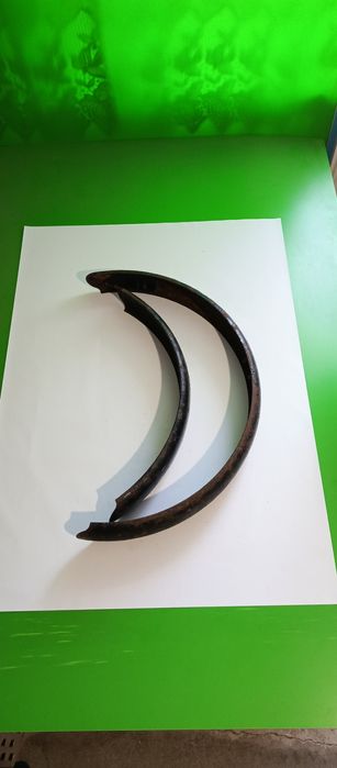 Czarne stare metalowe błotniki.