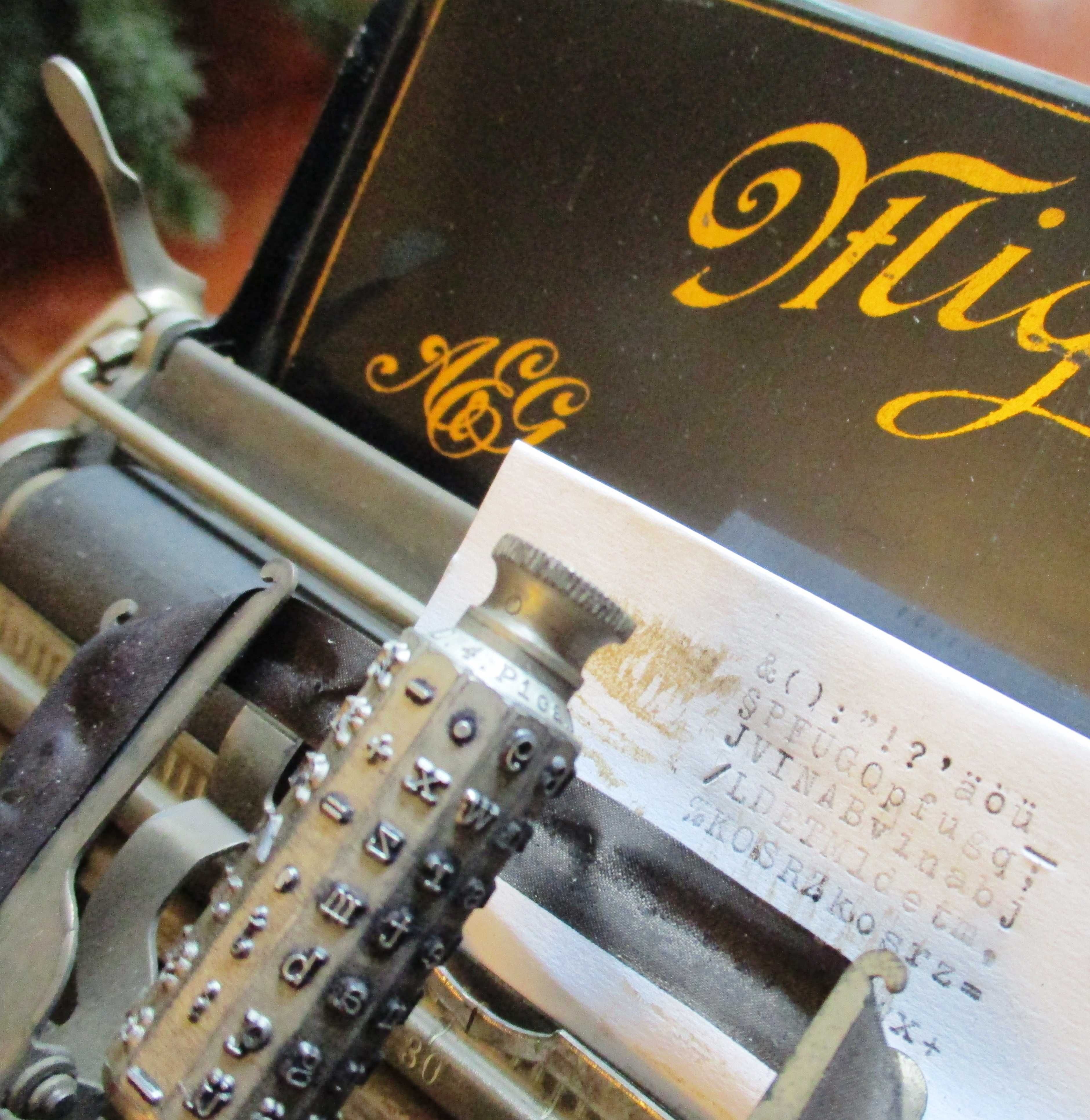 Ano 1903 - Maquina de escrever Mignon 2 com caixa metálica