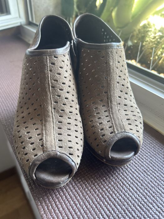 Botins em Camurça Castanha com Debruado