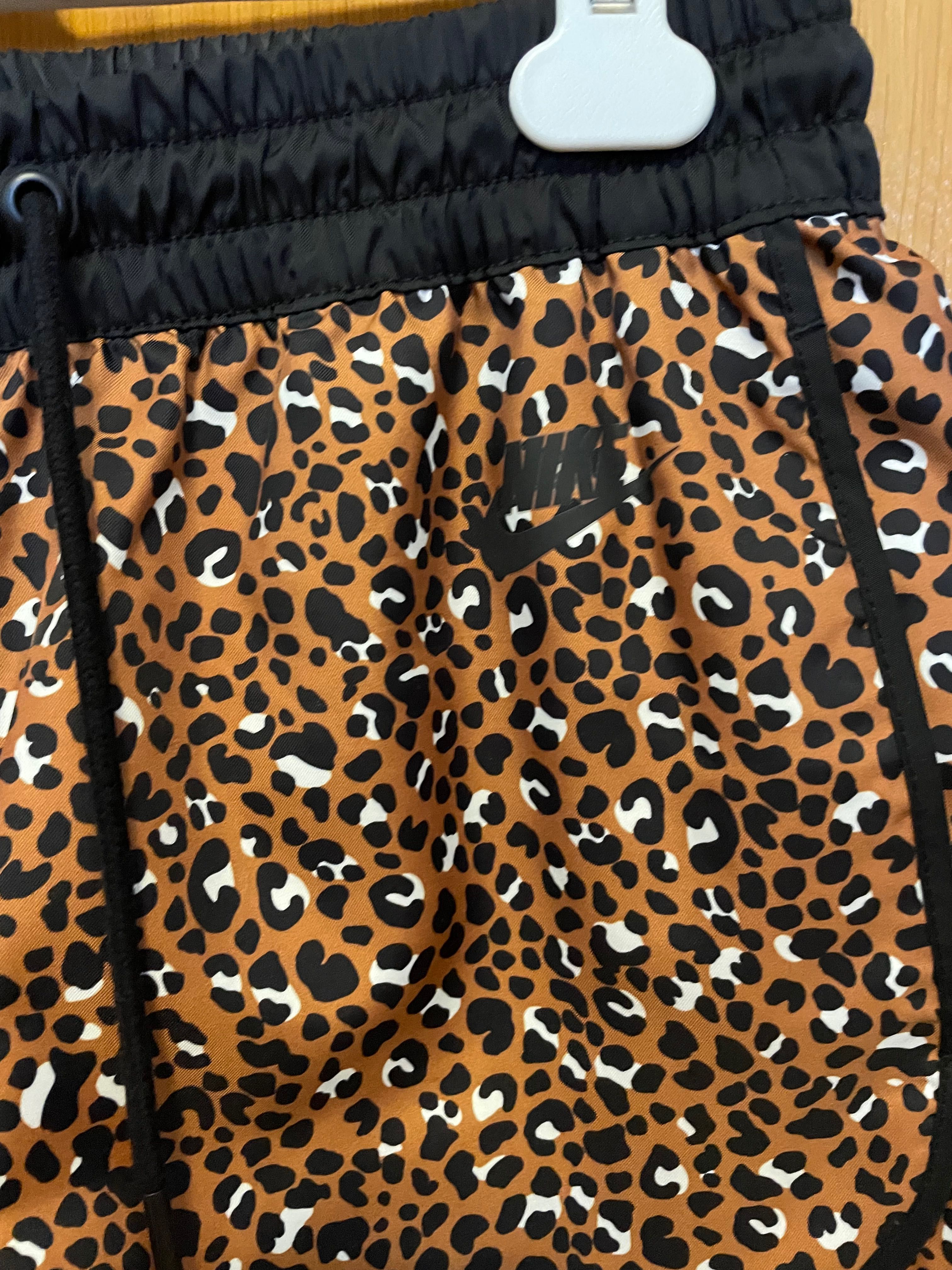 Calções Nike com estampado leopardo