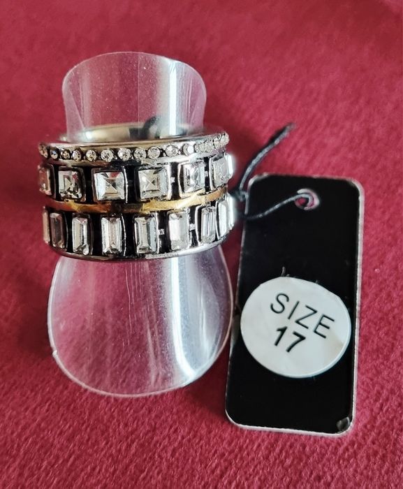 Anel bicolor, em aço, com zirconias e pedras de vidro. T17