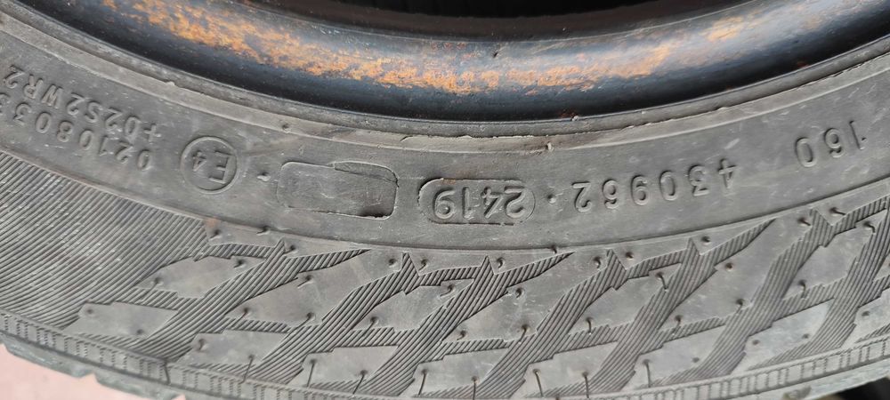 Opony zimowe 165/70 R14 2szt Nokian 2szt Uniroyal