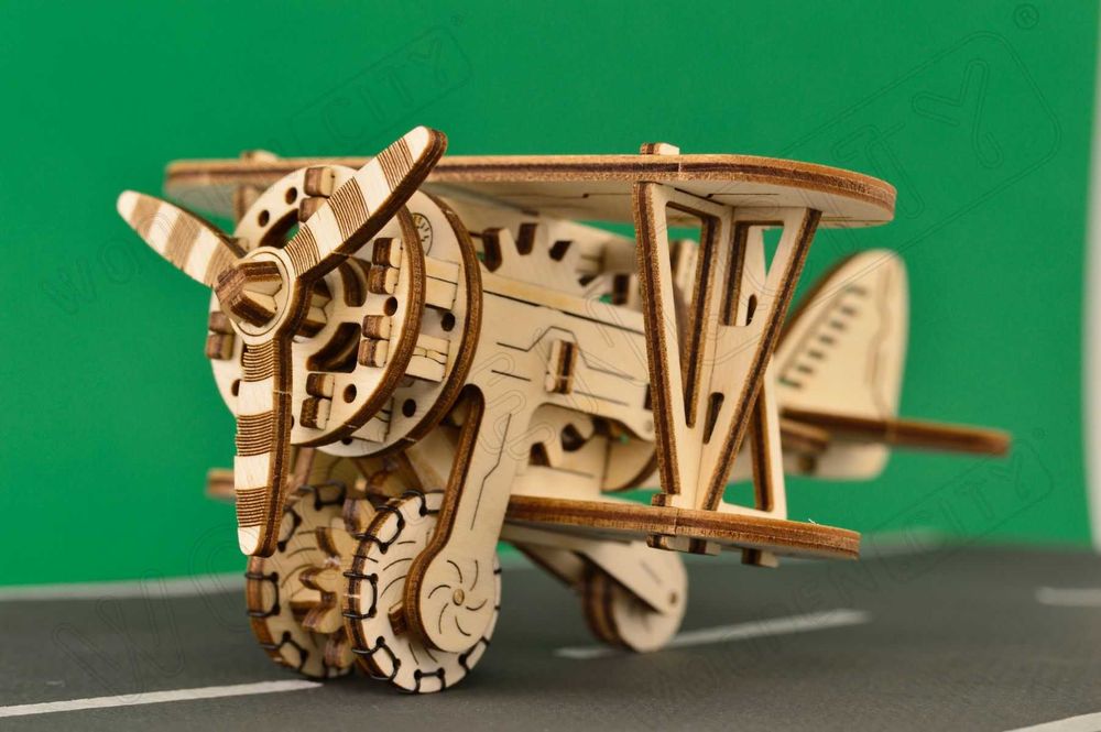 Modelo Avião Biplano c/ motor de elástico – novo na embalagem original