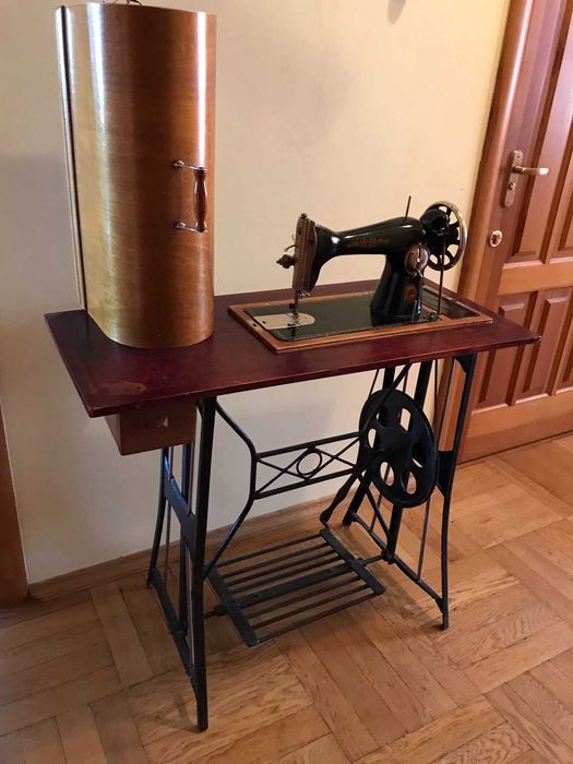 Швейная машинка Подольск ножная на станине