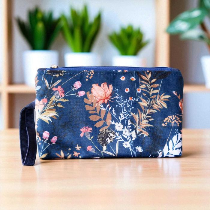 Kosmetyczka płaska do torebki z rączką KWIATY NA GRANACIE