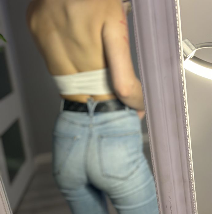 biały top z dekoltem XS Mohito