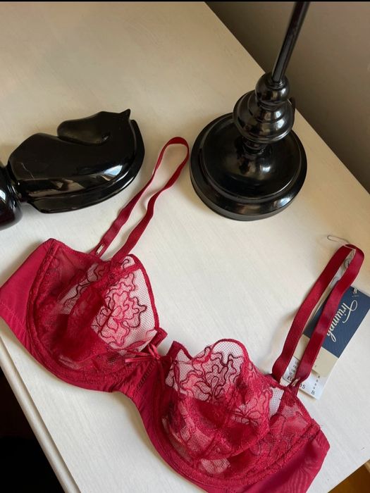 Biustonosz nowy Triumph 85B Essence