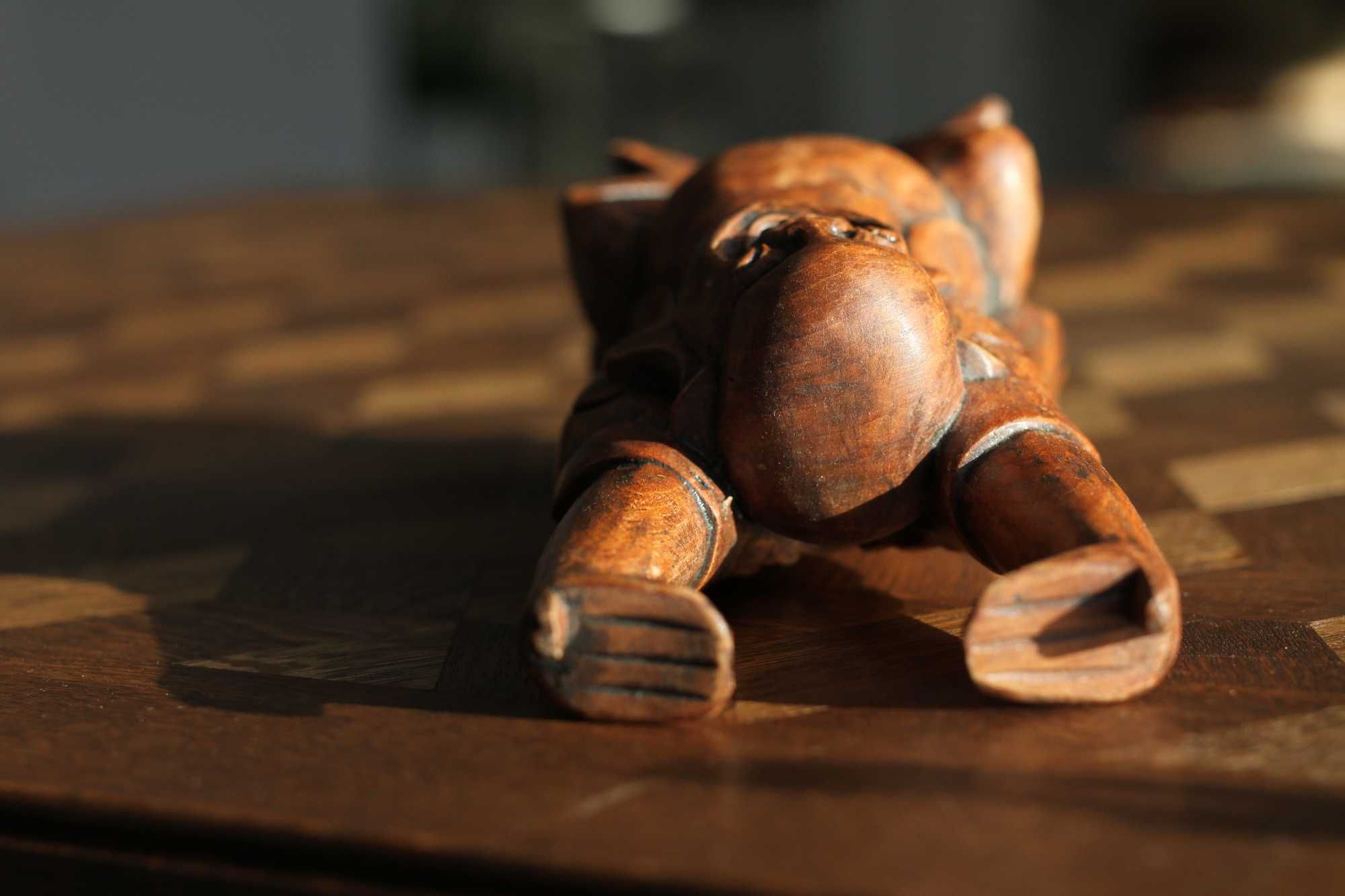 Wysoka stara figurka wesoły Budda radosny Chińczyk z drewna Azja 26,5