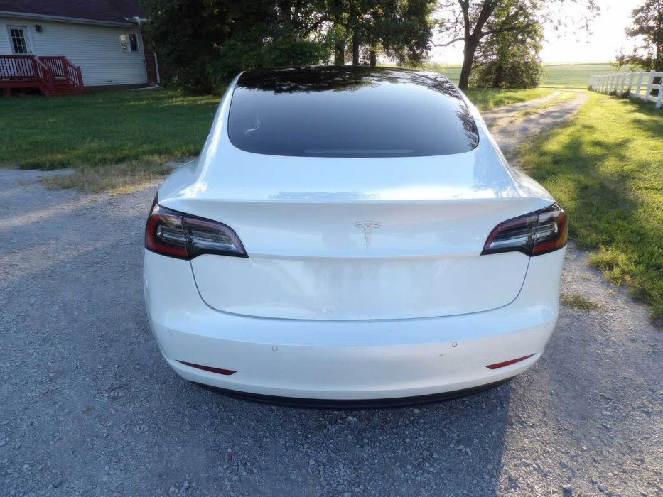 Tesla Model 3      2022