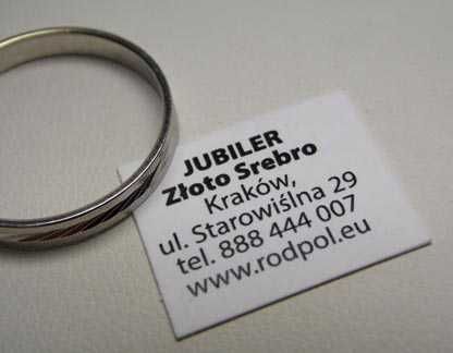 Delikatna srebrna diamentowana obrączka R.22. szerokość 3 mm.