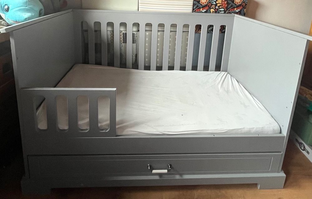 3 za 1:  Łóżeczko Bellamy Ines szare + materac Hevea + skrzynia