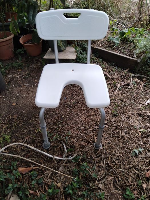 Cadeira de rodas e cadeira de banho
