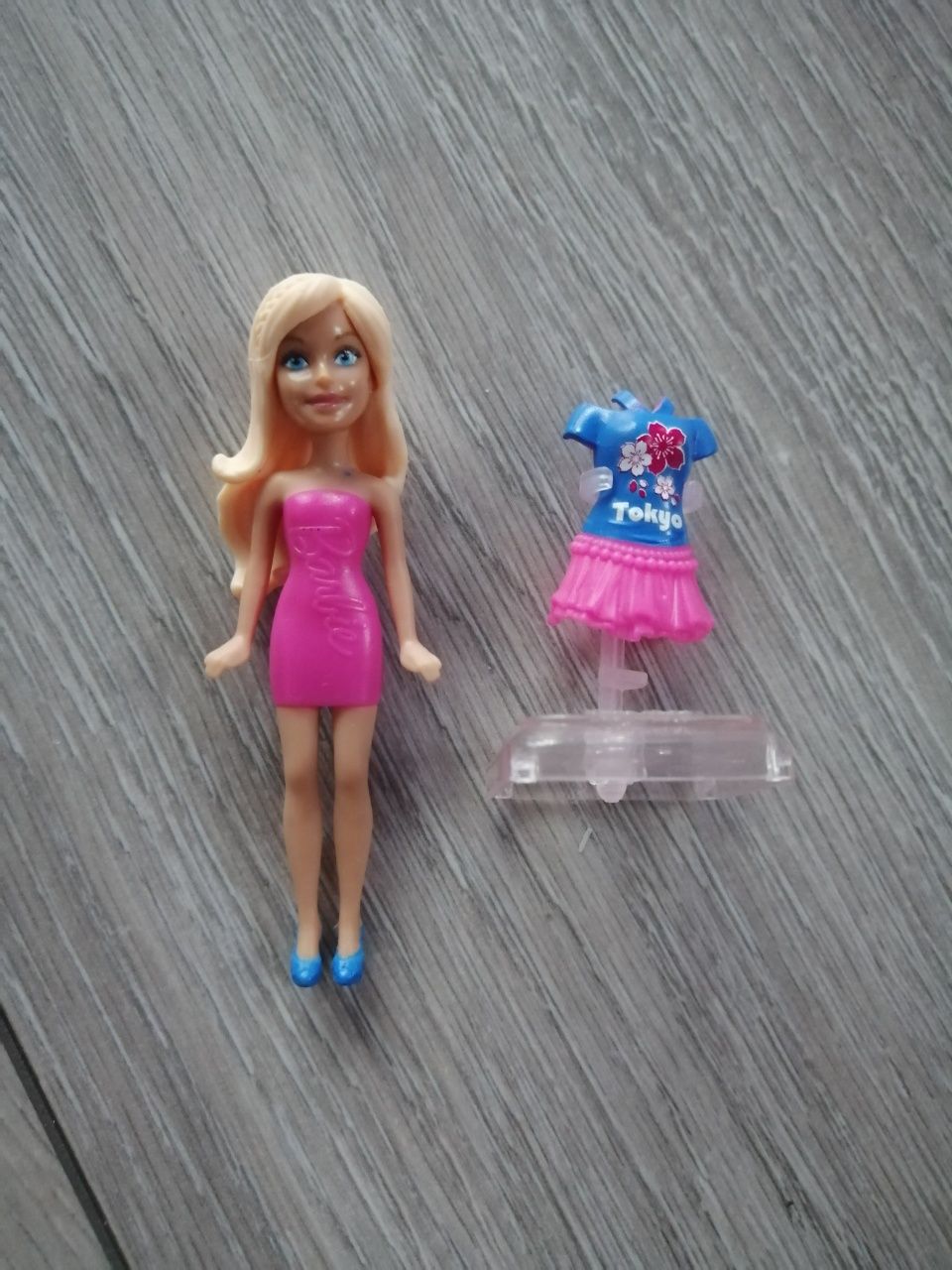 Mini laleczka Barbie Mattel z dodatkowym ubrankiem