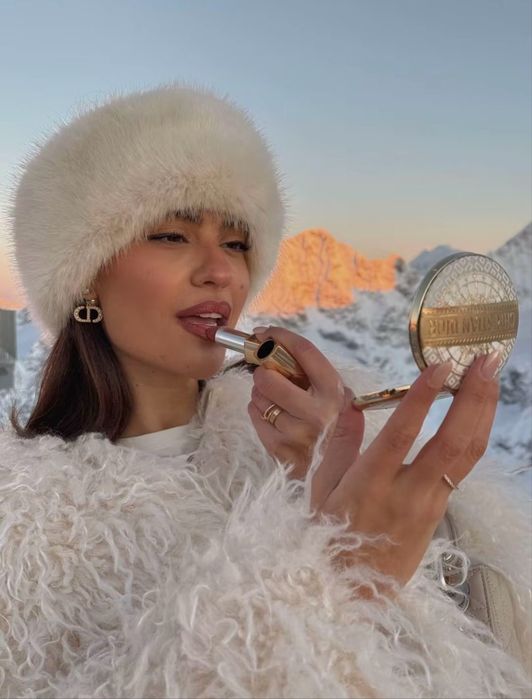 Біла хутряна повʼязка на голову