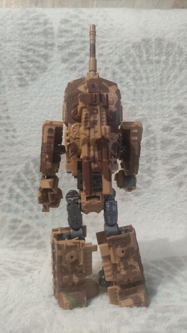 Два танка робота-трансформера. Стан нової іграшки.