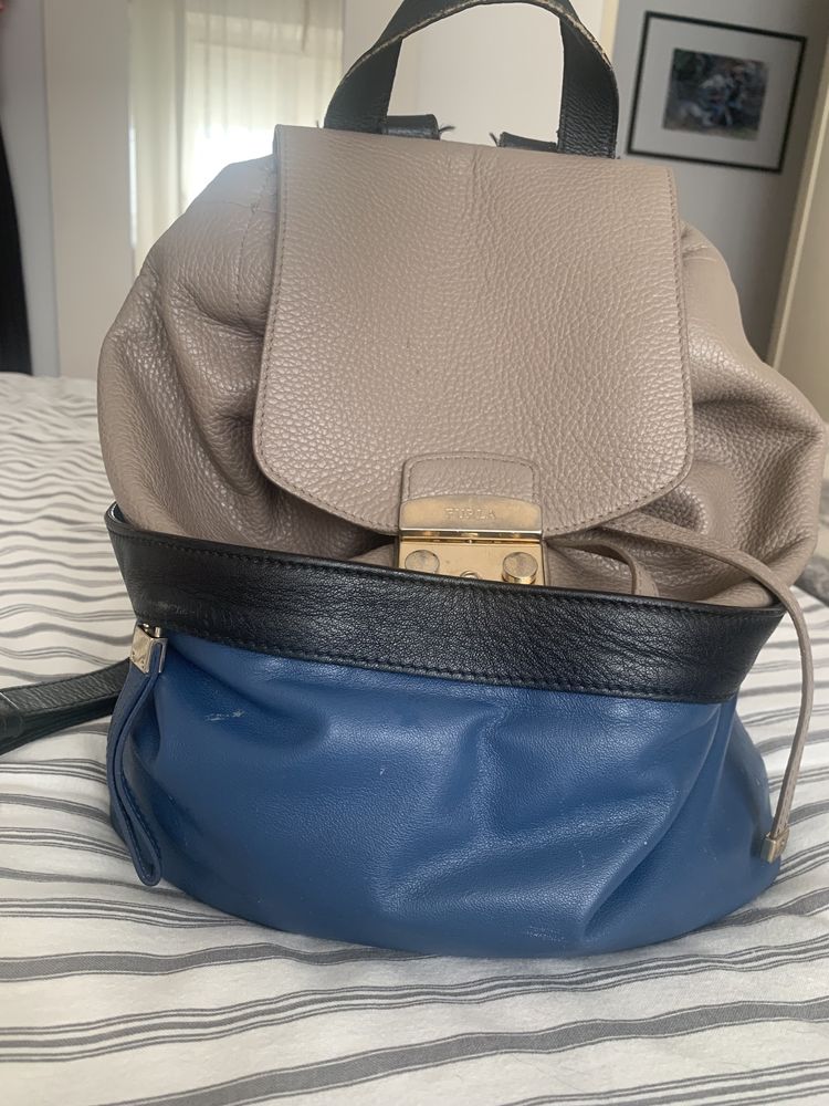 Mochila furla azul e taupe