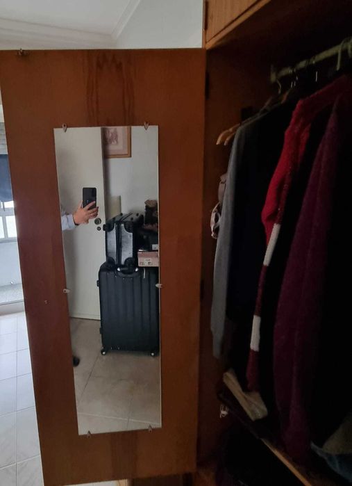 Armário, sofá e mesa de cozinha