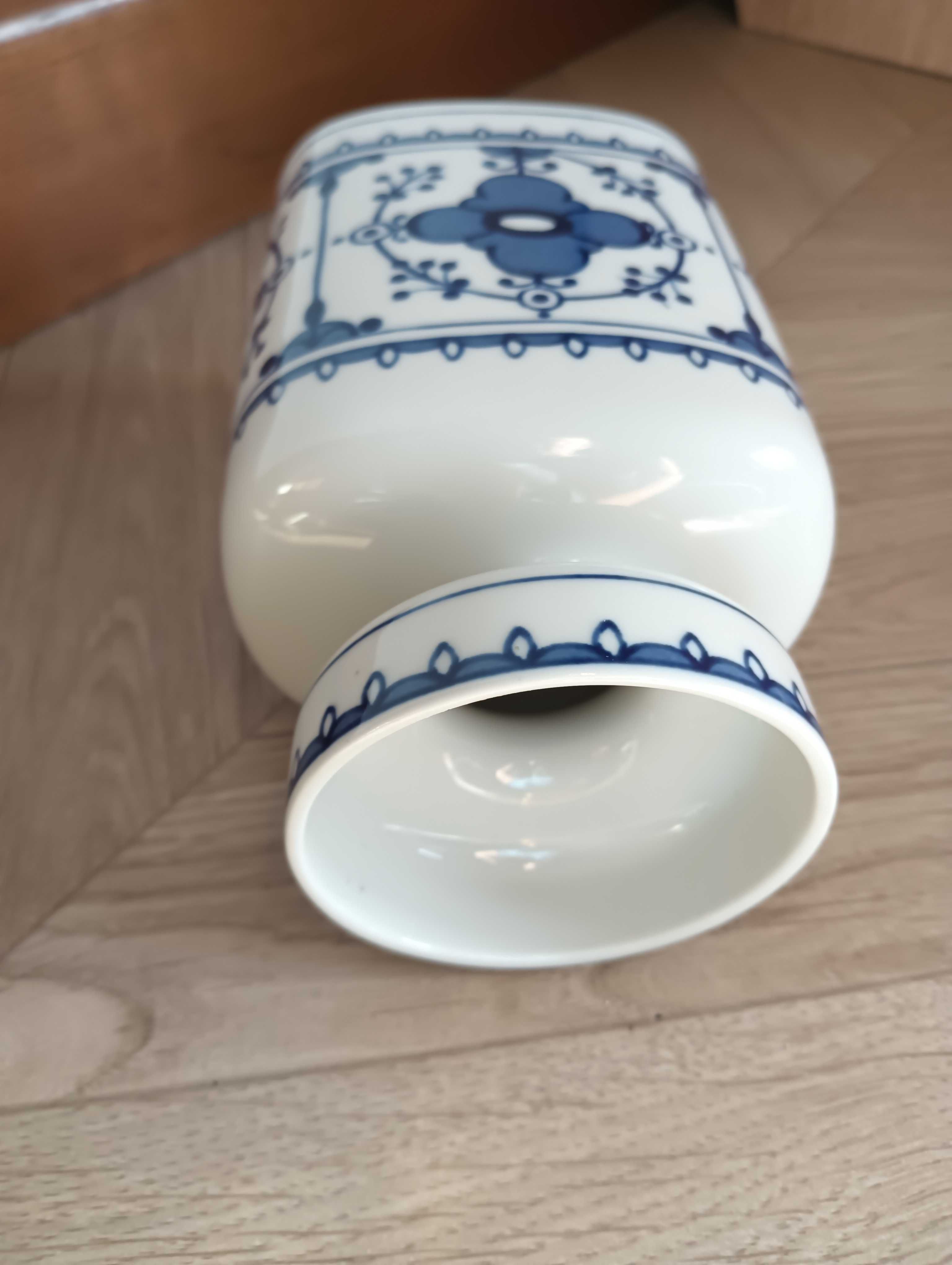 Wazon porcelanowy z niebieskim wzorem