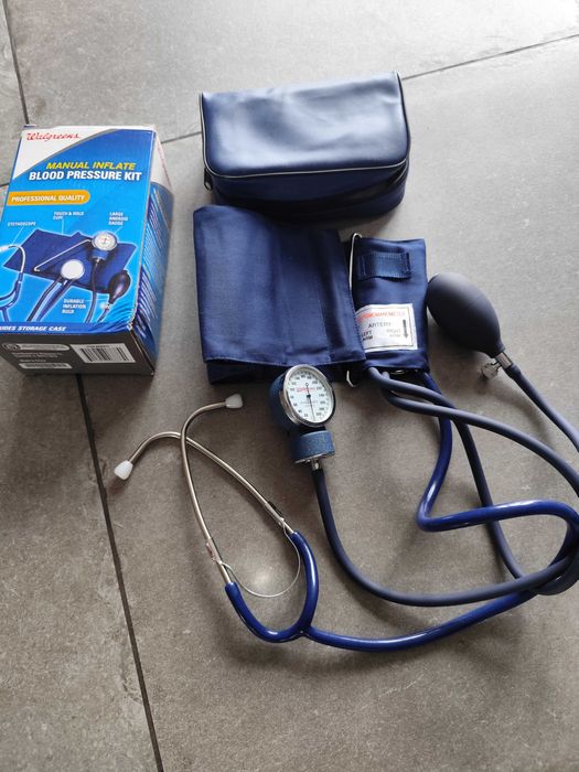 Ciśnieniomierz manualny  zegarowy ze stetoskopem