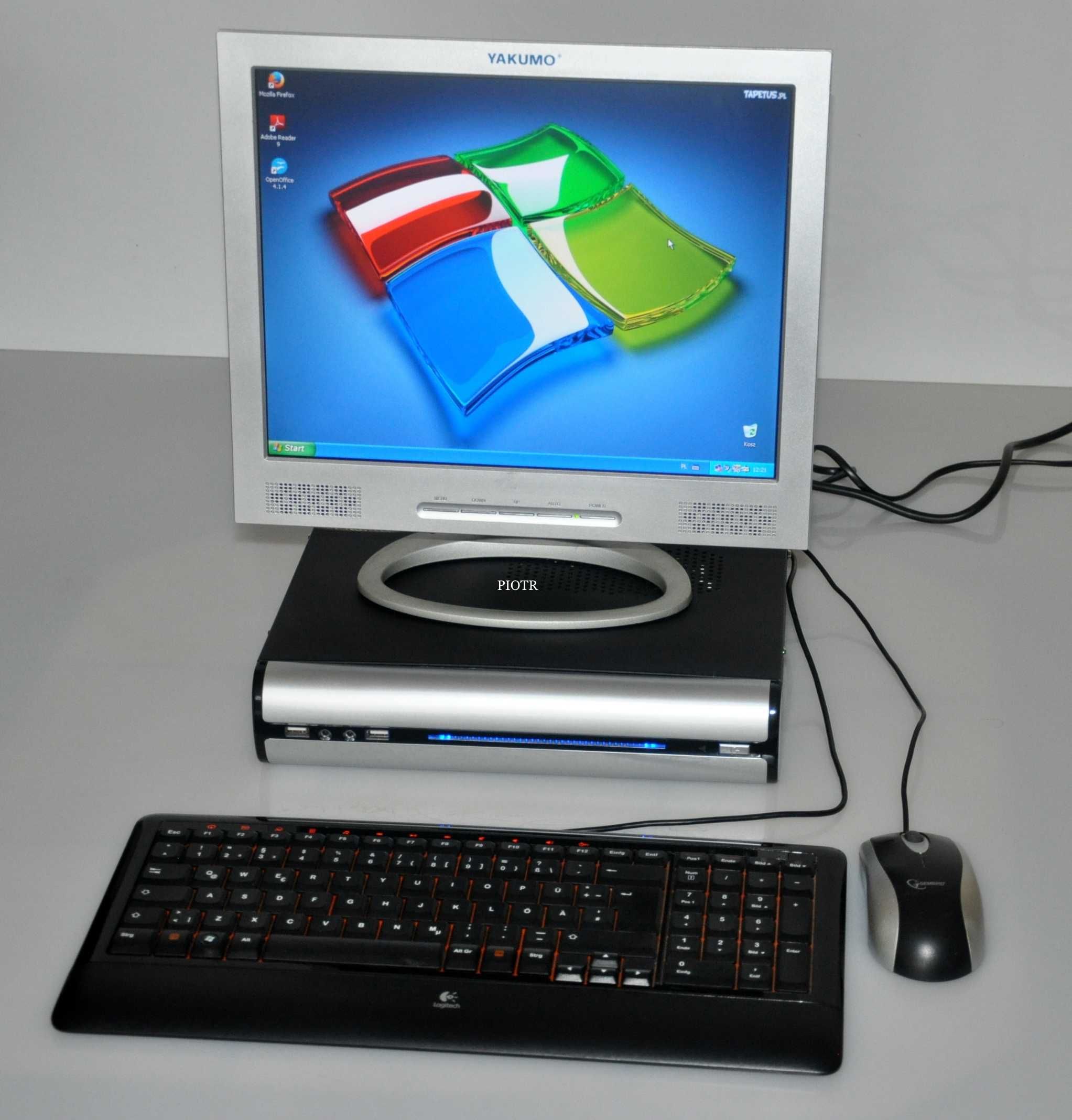 Komputer RETRO z monitorem LCD 14 " .