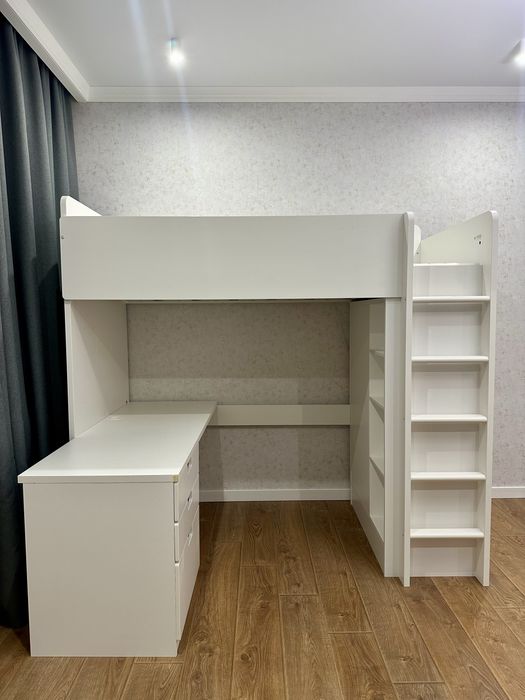 Ліжко-горище і письмовий стіл Ikea Smastad, ліжко на антресолі