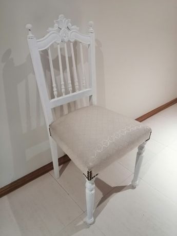 Cadeira antiga estofada pintada em branco