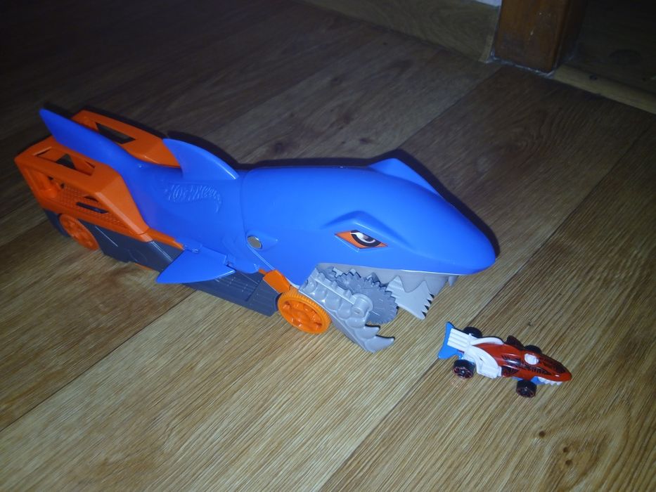 Хот Вілс Акула поїдає машинки Hot Wheels Shark Chomp Transporter Matte