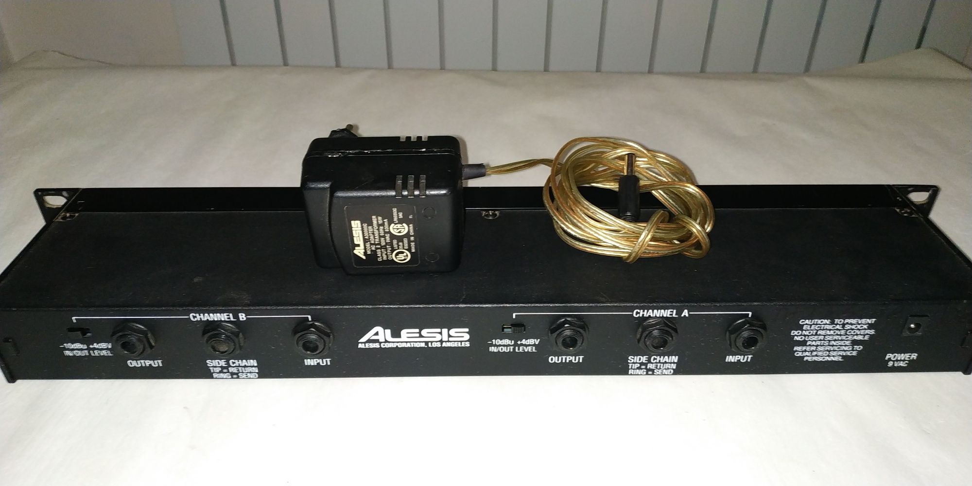 Компрессор Alesis 3630, звуковой компрессор