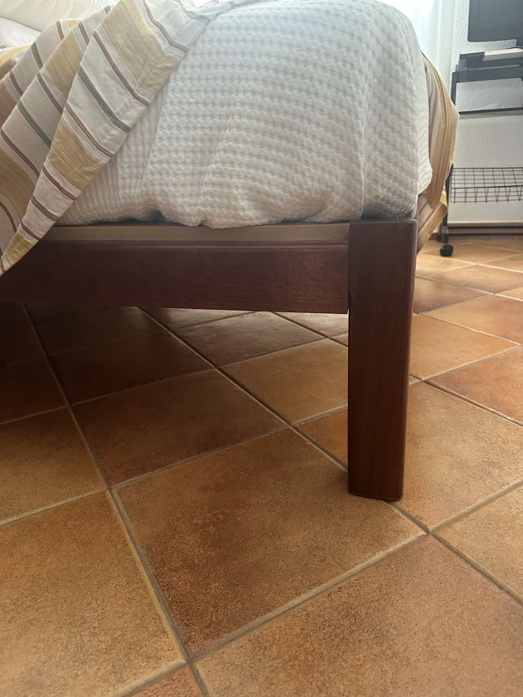Cama quarto + mesas cabeceira