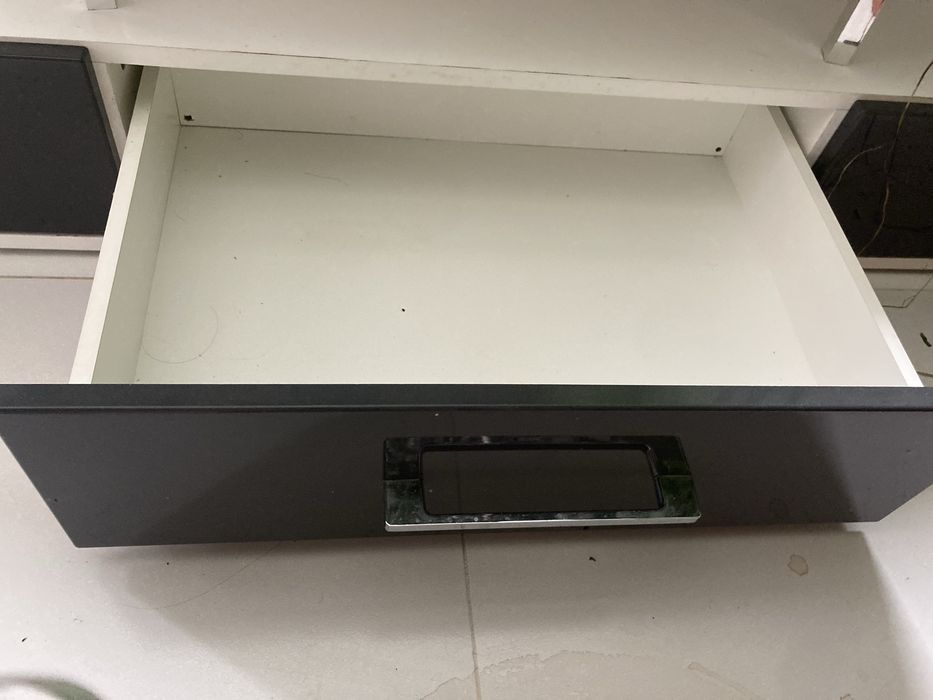 Nowoczesna szafka RTV biało-czarna