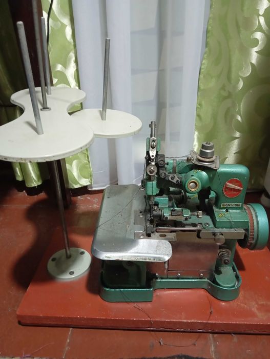 Продам оверлок напівпромисловий