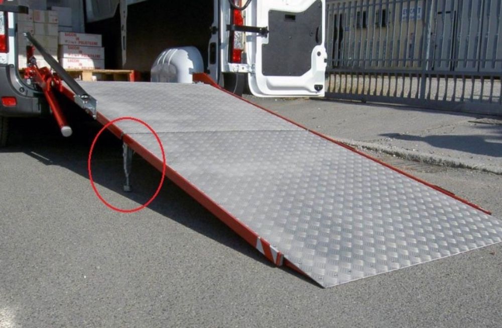 Rampa najazdowa - podjazd na wózek inwalidzki  Rampy inne większe